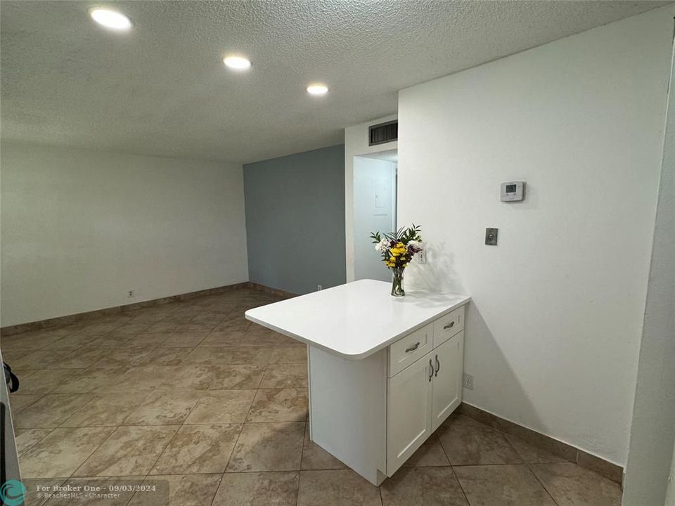 Active With Contract: $1,725 (2 beds, 1 baths, 630 Square Feet)