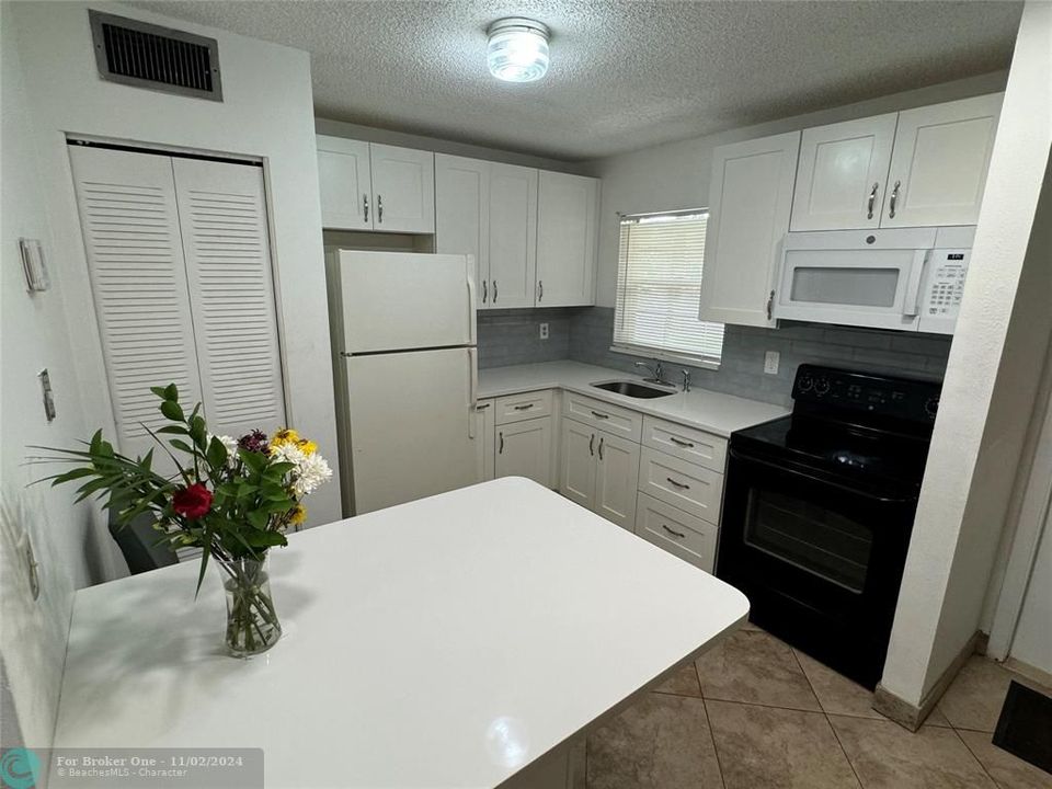 Active With Contract: $1,725 (2 beds, 1 baths, 630 Square Feet)