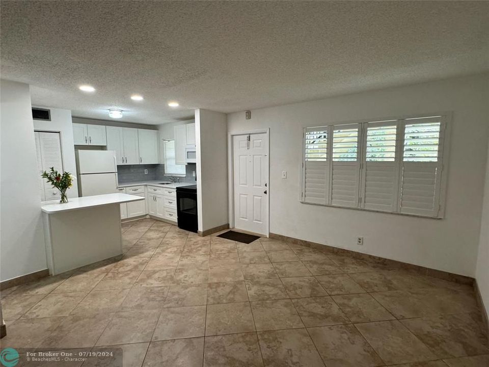 Active With Contract: $1,725 (2 beds, 1 baths, 630 Square Feet)