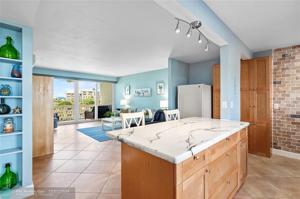 Active With Contract: $284,500 (1 beds, 1 baths, 805 Square Feet)