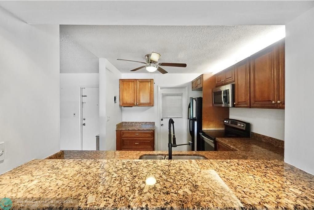 For Sale: $249,000 (2 beds, 2 baths, 1131 Square Feet)