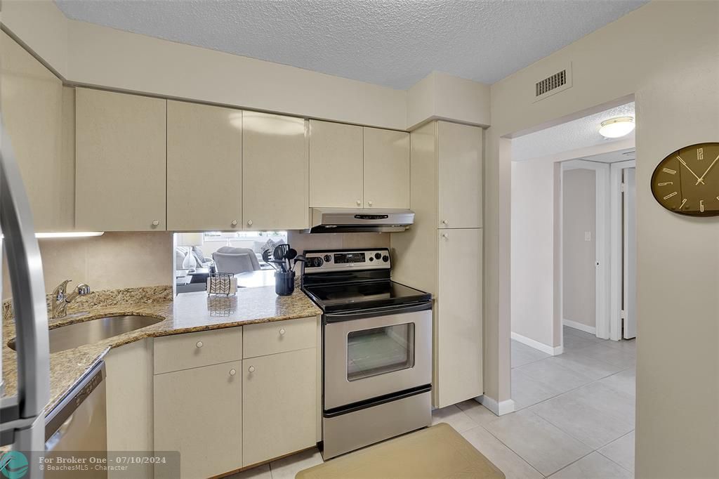 For Sale: $319,000 (1 beds, 1 baths, 864 Square Feet)