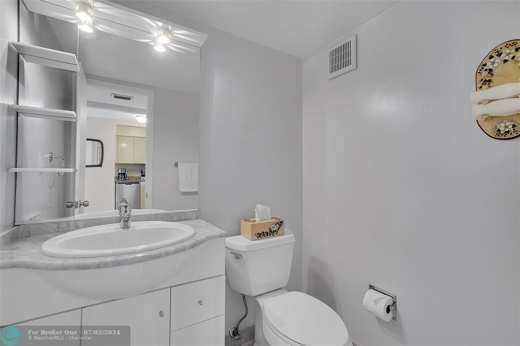 For Sale: $319,000 (1 beds, 1 baths, 864 Square Feet)