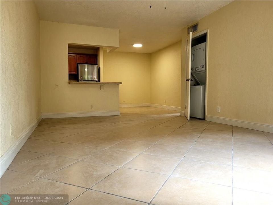 For Rent: $1,800 (2 beds, 1 baths, 752 Square Feet)