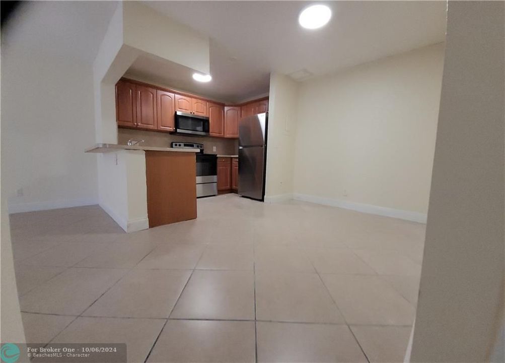 For Rent: $1,800 (2 beds, 1 baths, 752 Square Feet)