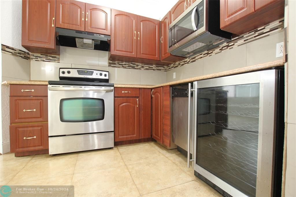 Active With Contract: $2,500 (3 beds, 2 baths, 1332 Square Feet)