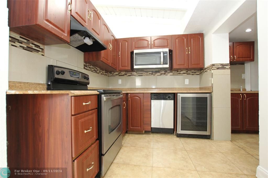 Active With Contract: $2,500 (3 beds, 2 baths, 1332 Square Feet)