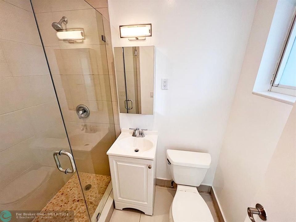 Active With Contract: $1,649 (1 beds, 1 baths, 650 Square Feet)