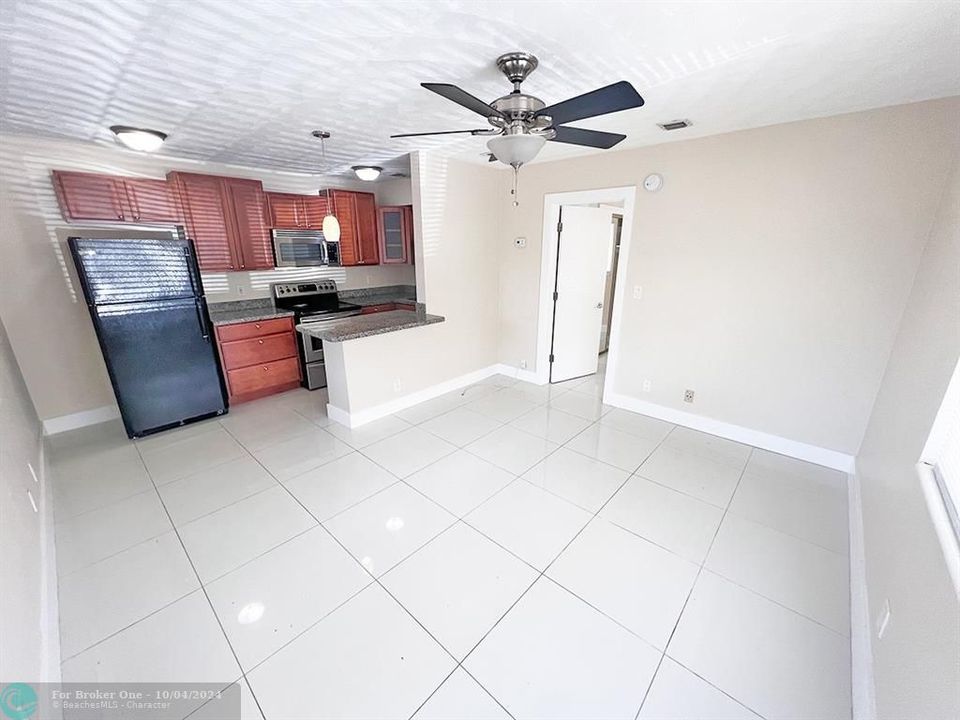 Active With Contract: $1,649 (1 beds, 1 baths, 650 Square Feet)