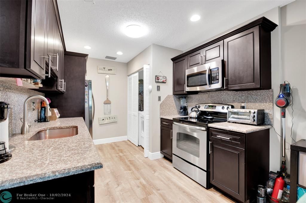 Active With Contract: $248,000 (2 beds, 2 baths, 1328 Square Feet)