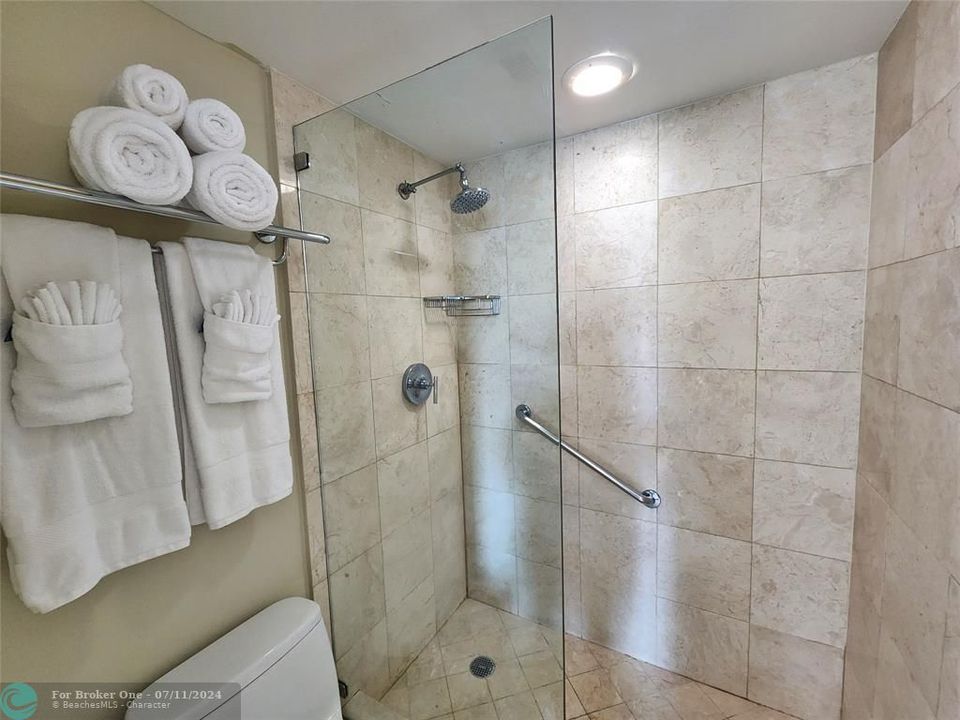 待售: $190,900 (1 贝兹, 1 浴室, 379 平方英尺)