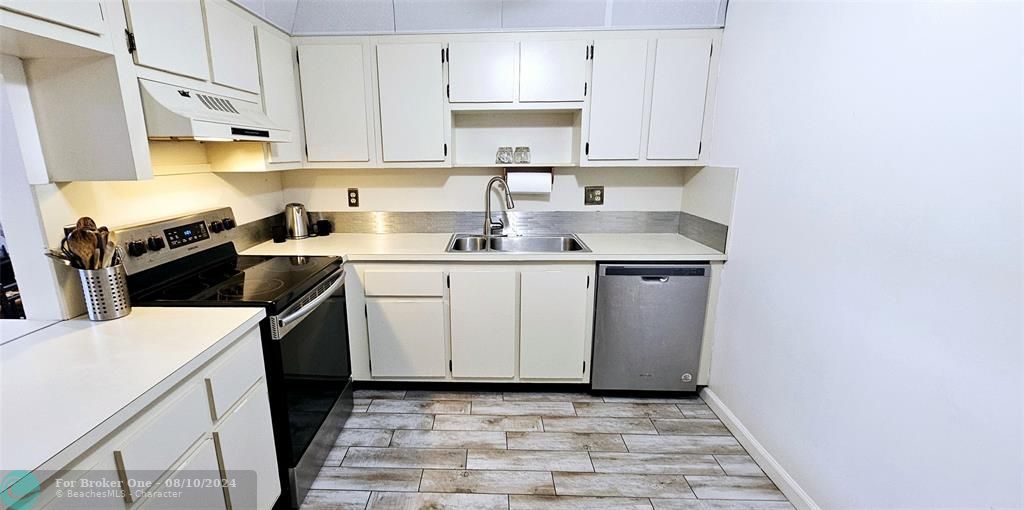 Active With Contract: $319,900 (2 beds, 2 baths, 1276 Square Feet)