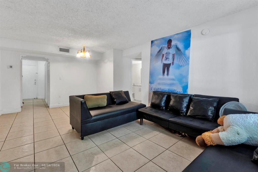 For Sale: $195,000 (2 beds, 2 baths, 944 Square Feet)