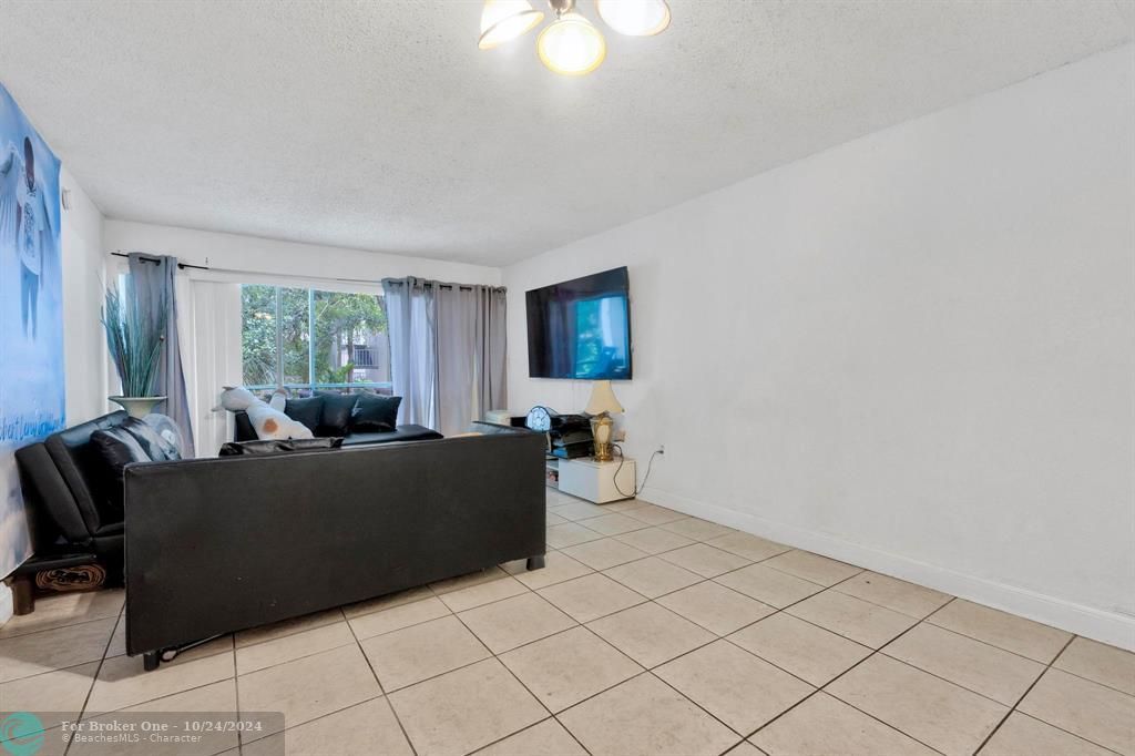 Recently Sold: $185,000 (2 beds, 2 baths, 944 Square Feet)