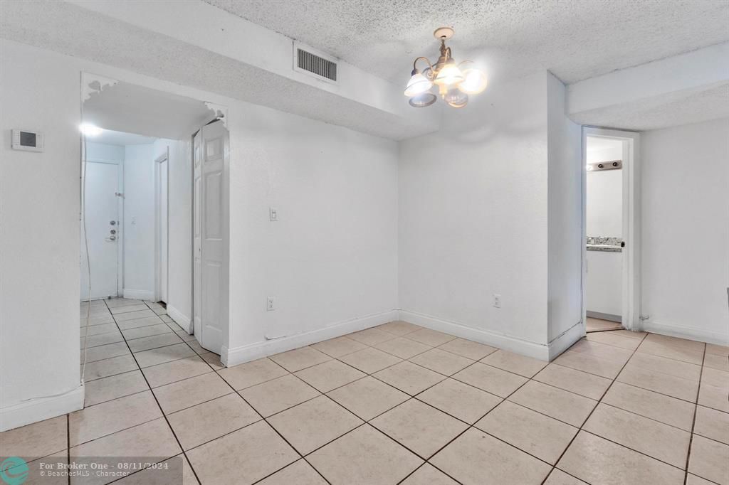 For Sale: $195,000 (2 beds, 2 baths, 944 Square Feet)