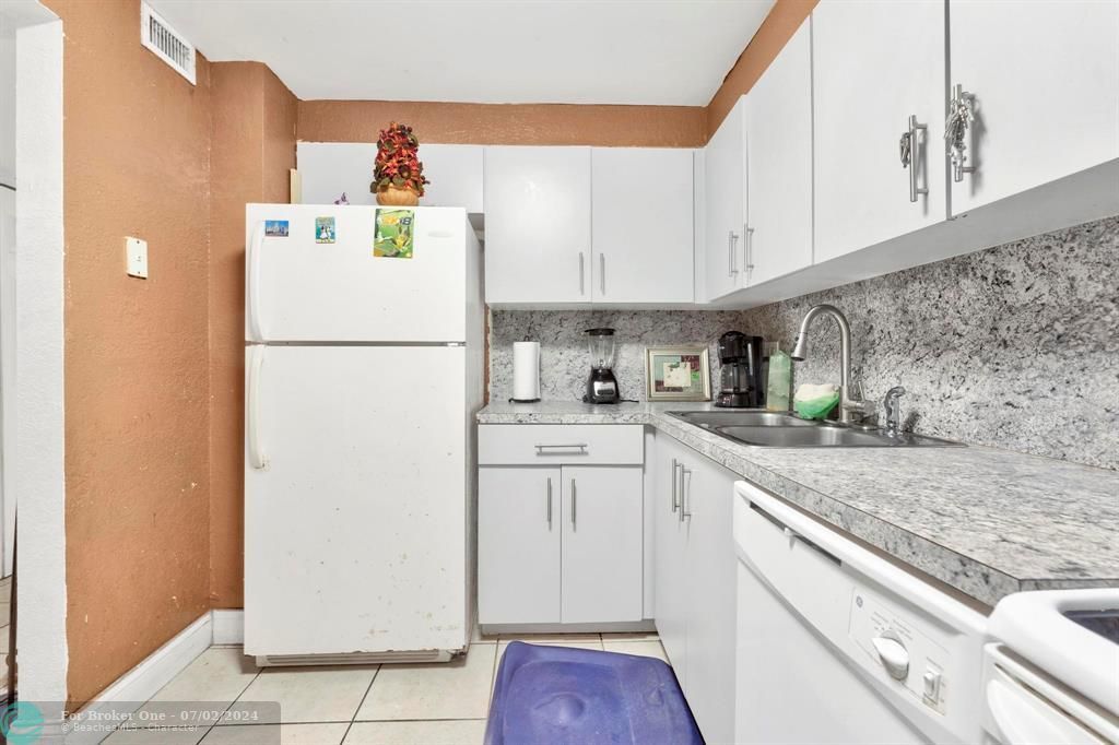 For Sale: $195,000 (2 beds, 2 baths, 944 Square Feet)
