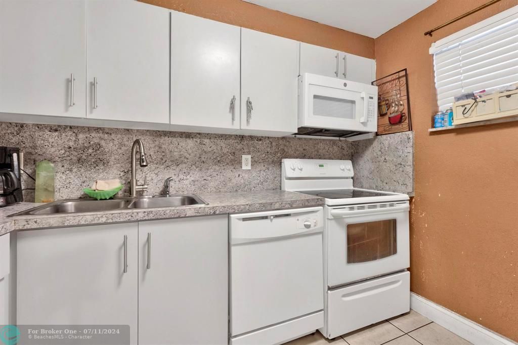 For Sale: $195,000 (2 beds, 2 baths, 944 Square Feet)