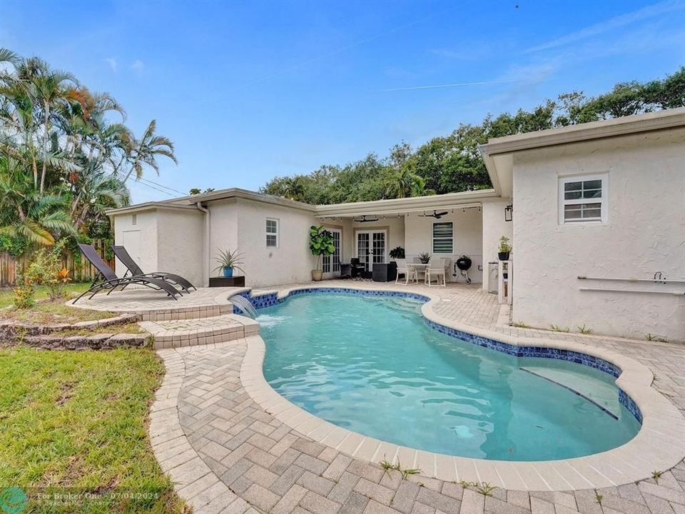 Active With Contract: $4,950 (4 beds, 3 baths, 2282 Square Feet)