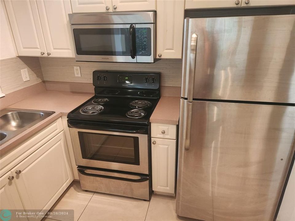 For Sale: $229,000 (1 beds, 1 baths, 716 Square Feet)