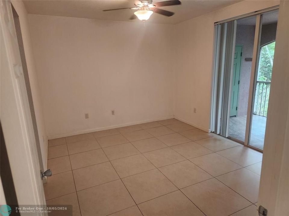 For Sale: $229,000 (1 beds, 1 baths, 716 Square Feet)