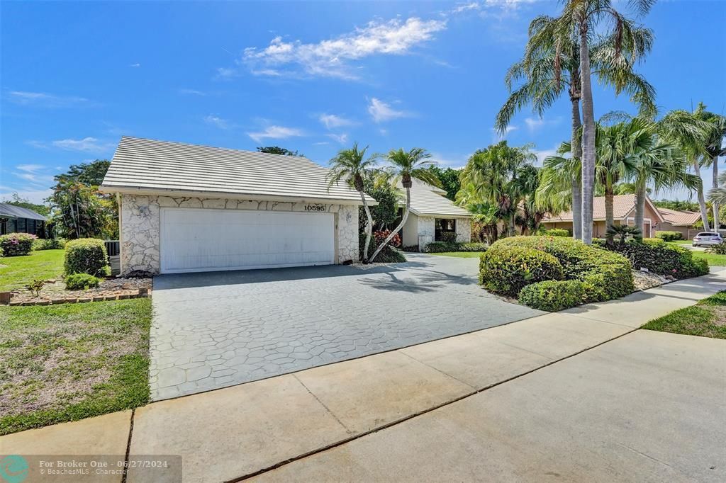 Active With Contract: $740,000 (3 beds, 3 baths, 2792 Square Feet)