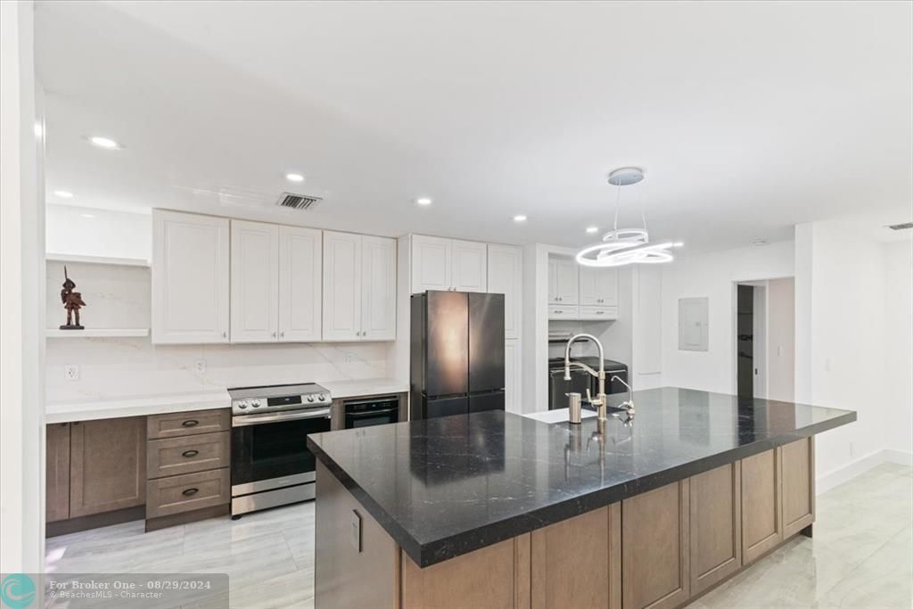 Active With Contract: $2,500 (2 beds, 2 baths, 1106 Square Feet)