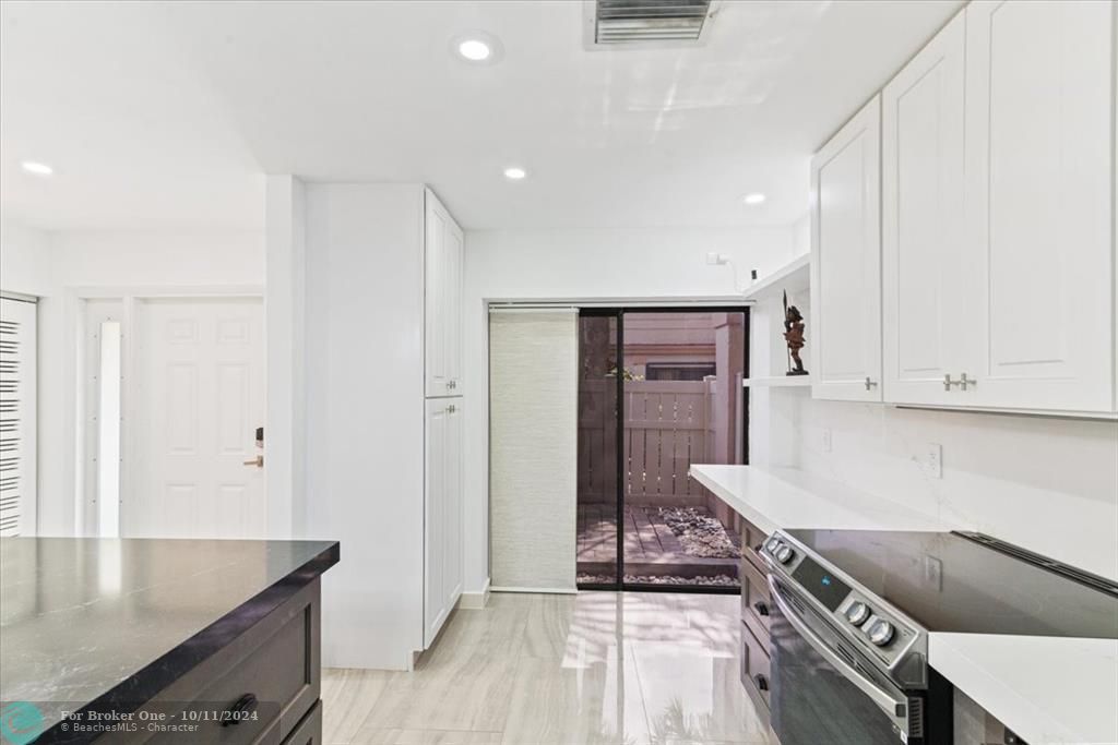 Active With Contract: $2,500 (2 beds, 2 baths, 1106 Square Feet)