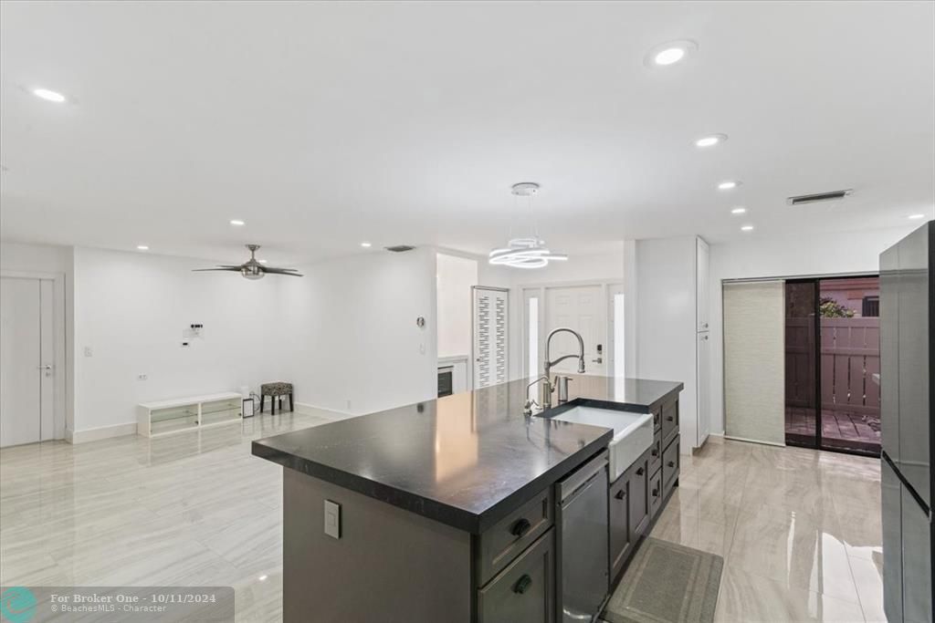 Active With Contract: $2,500 (2 beds, 2 baths, 1106 Square Feet)