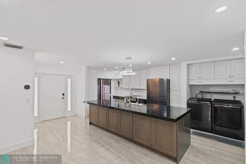 Active With Contract: $2,500 (2 beds, 2 baths, 1106 Square Feet)