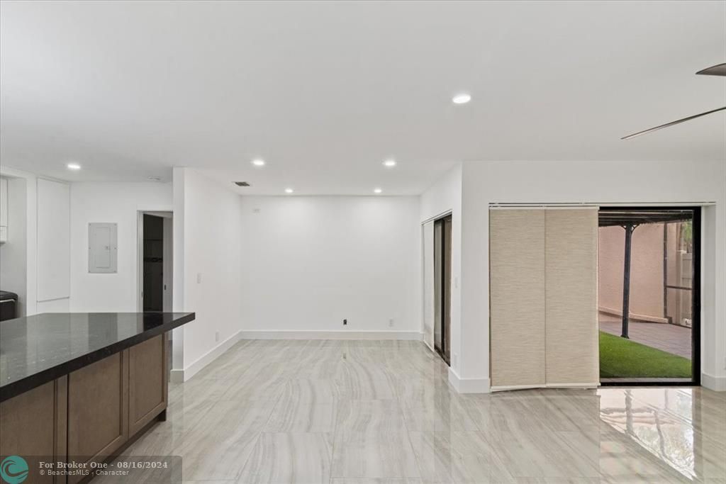 Active With Contract: $2,500 (2 beds, 2 baths, 1106 Square Feet)