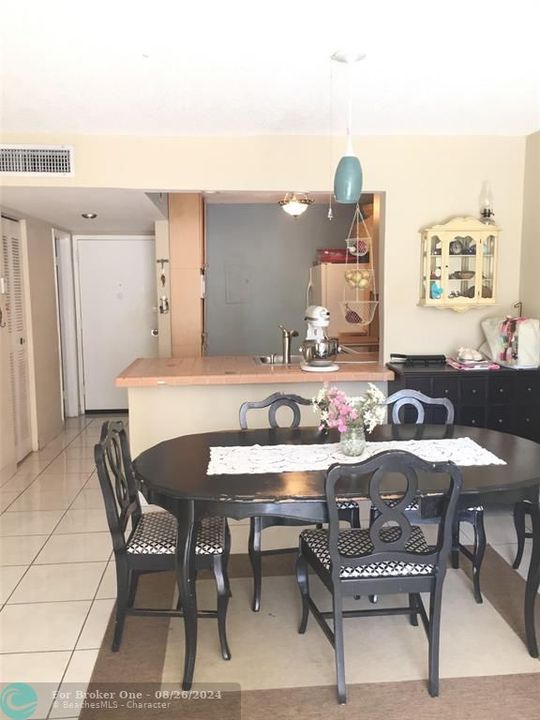 Active With Contract: $215,000 (1 beds, 1 baths, 842 Square Feet)