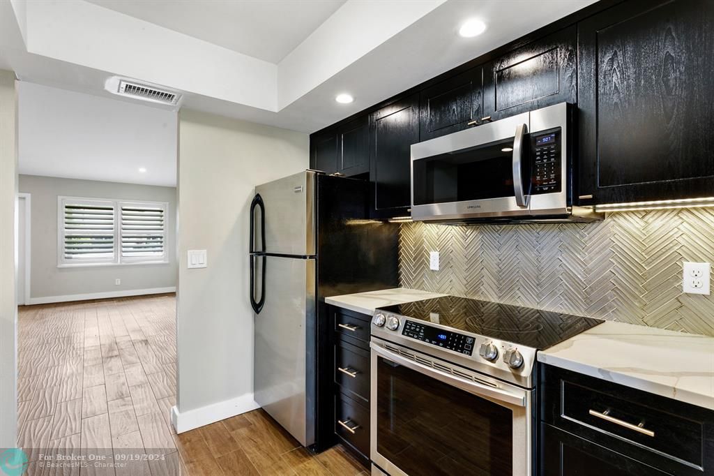 Active With Contract: $319,000 (2 beds, 1 baths, 891 Square Feet)