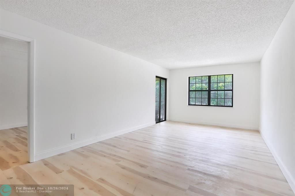 Active With Contract: $2,200 (2 beds, 2 baths, 1007 Square Feet)