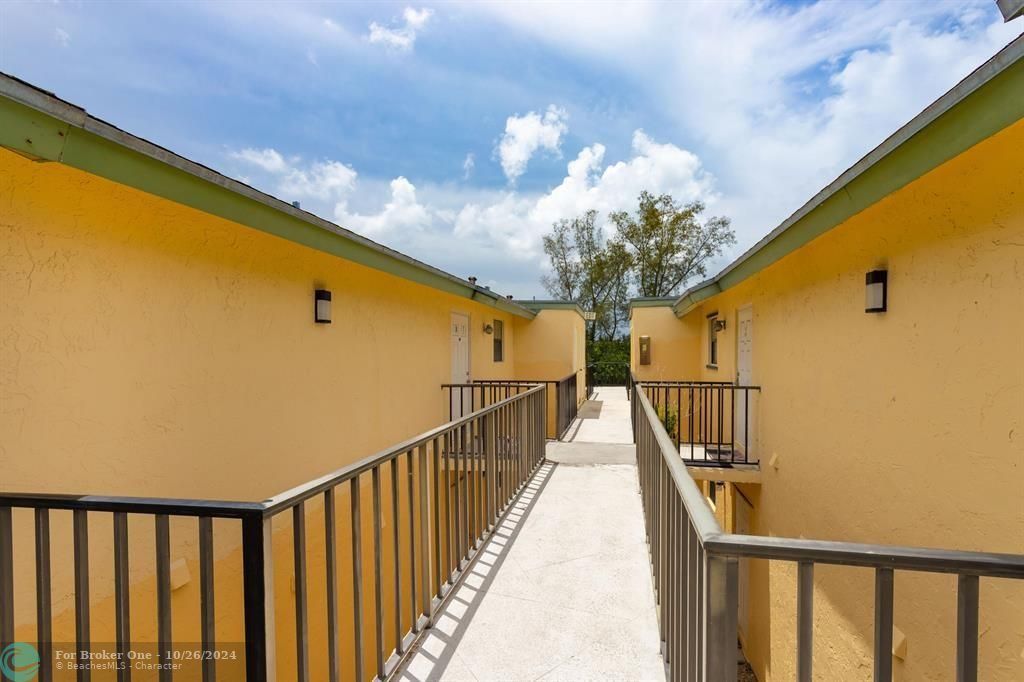 Active With Contract: $2,200 (2 beds, 2 baths, 1007 Square Feet)