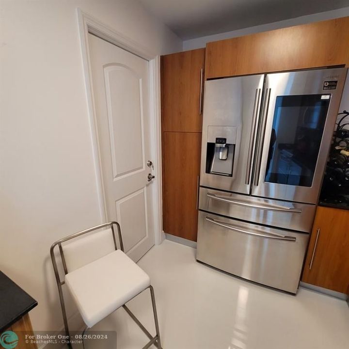 For Sale: $450,000 (1 beds, 1 baths, 1021 Square Feet)