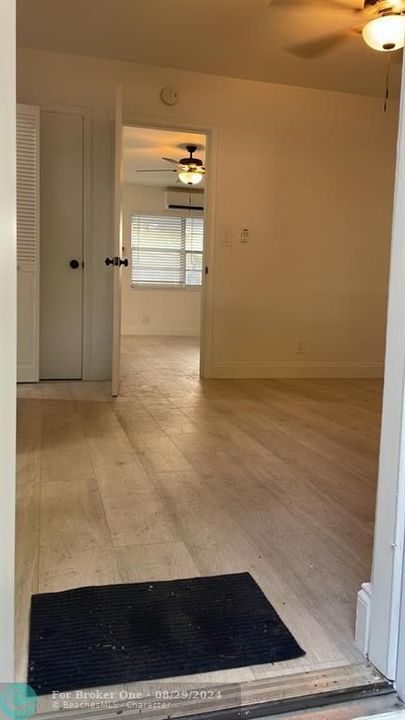 Active With Contract: $1,900 (1 beds, 1 baths, 750 Square Feet)