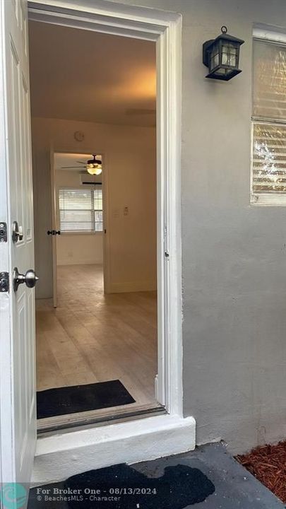 Active With Contract: $1,900 (1 beds, 1 baths, 750 Square Feet)