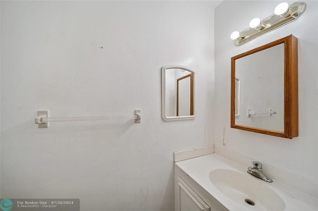 Active With Contract: $180,000 (2 beds, 1 baths, 1108 Square Feet)