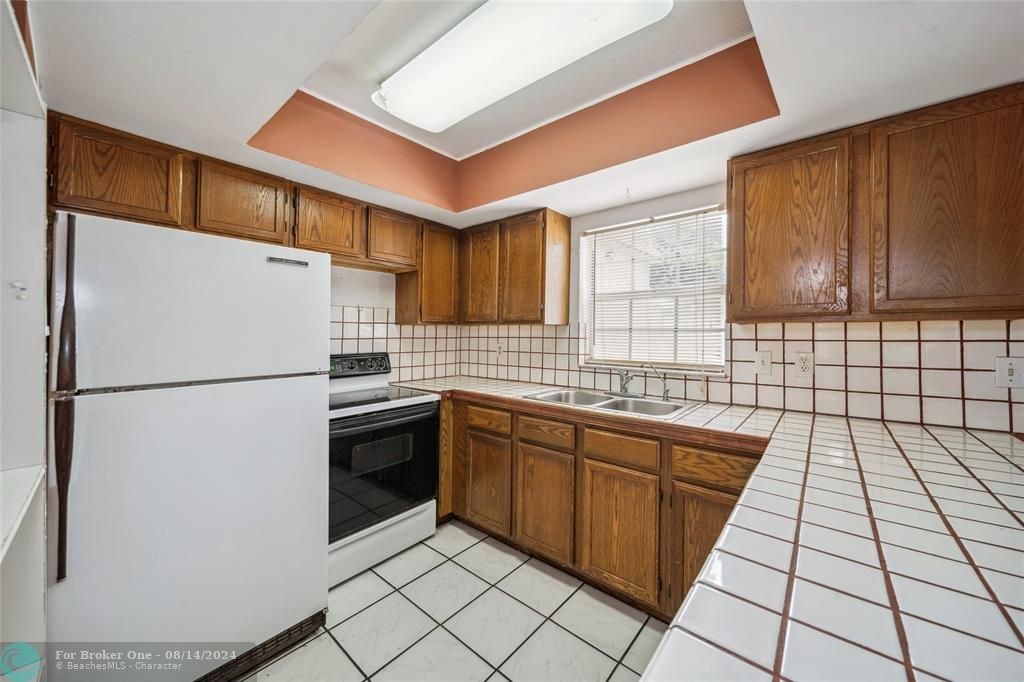 Active With Contract: $180,000 (2 beds, 1 baths, 1108 Square Feet)