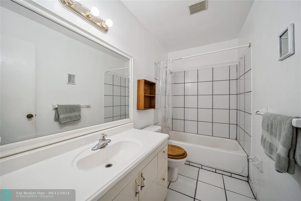 Active With Contract: $180,000 (2 beds, 1 baths, 1108 Square Feet)