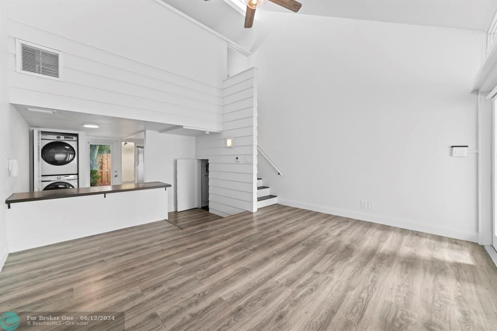 Active With Contract: $2,075 (1 beds, 1 baths, 750 Square Feet)