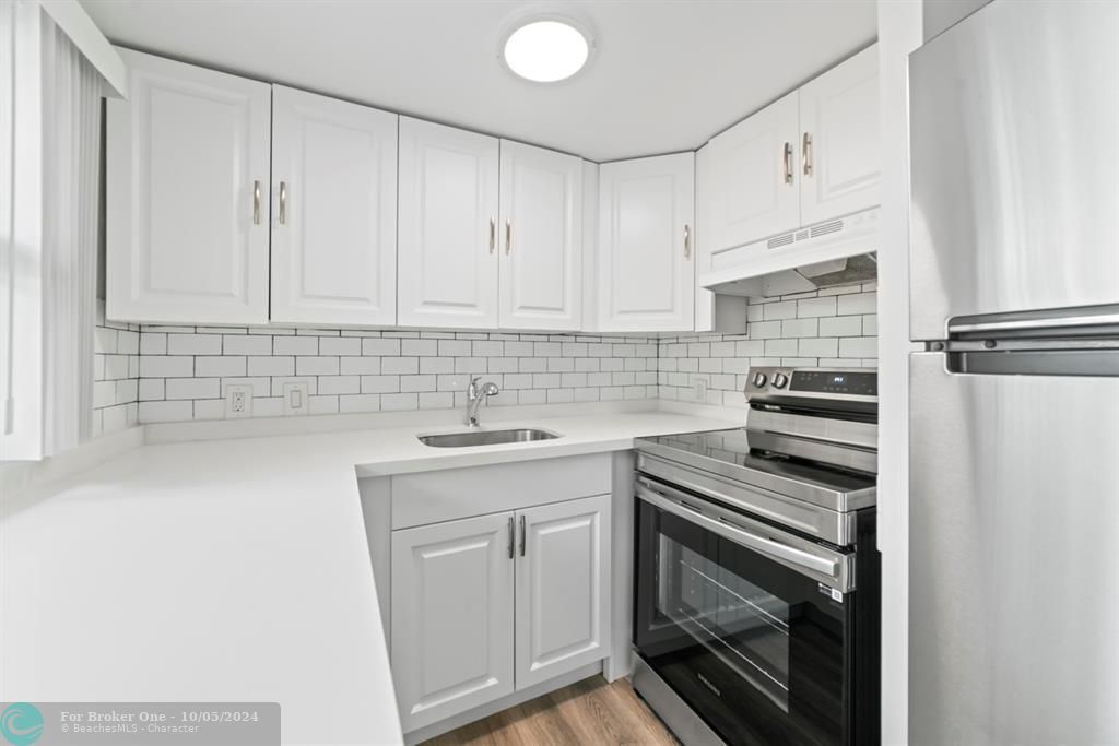 Active With Contract: $2,075 (1 beds, 1 baths, 750 Square Feet)