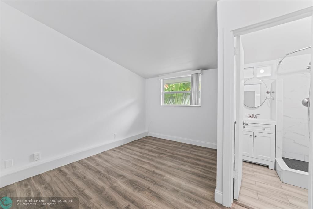 Active With Contract: $2,075 (1 beds, 1 baths, 750 Square Feet)