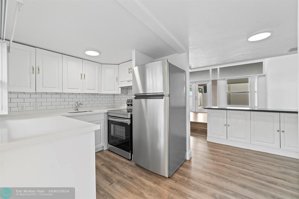 Active With Contract: $2,075 (1 beds, 1 baths, 750 Square Feet)