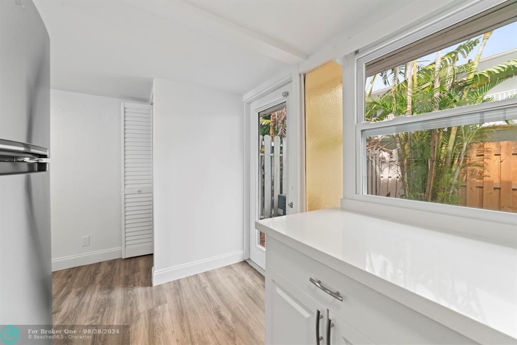 Active With Contract: $2,075 (1 beds, 1 baths, 750 Square Feet)