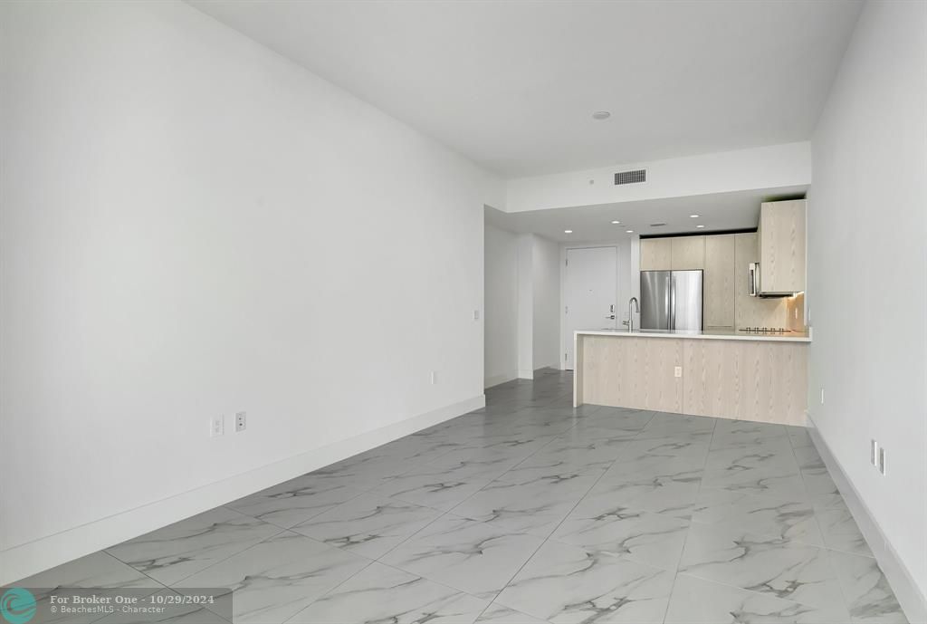 For Sale: $509,000 (2 beds, 2 baths, 877 Square Feet)