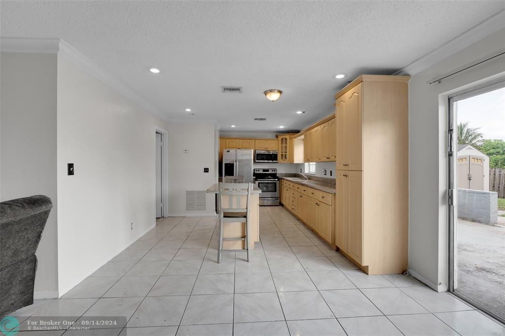 Active With Contract: $438,900 (3 beds, 2 baths, 1125 Square Feet)