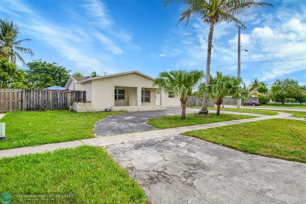 Active With Contract: $438,900 (3 beds, 2 baths, 1125 Square Feet)