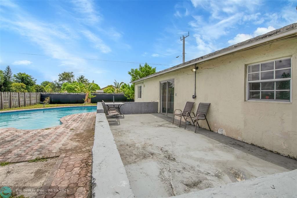 Active With Contract: $438,900 (3 beds, 2 baths, 1125 Square Feet)