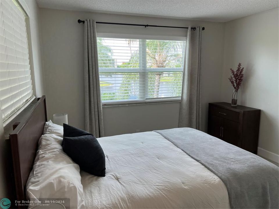 Active With Contract: $2,000 (2 beds, 2 baths, 830 Square Feet)